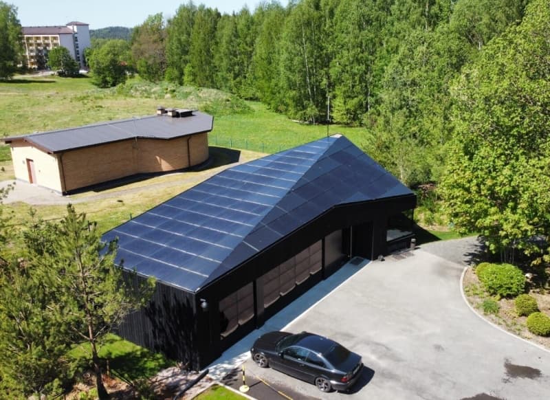 saules elektrine vietoj stogo dangos solid solrif solar roof 1 800x582